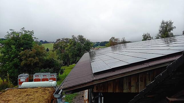 Die 2002 errichtete Solaranlage auf dem Dach des Pferdestalls liefert weiter zuverlässig Strom. Wenn dieser nicht direkt verbraucht ...