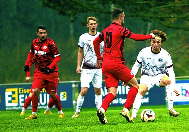 Bild 6: Acht Tore im Duell zwischen FV Walbertsweiler und SV Deggenhausertal. Wir haben die besten Bilder!