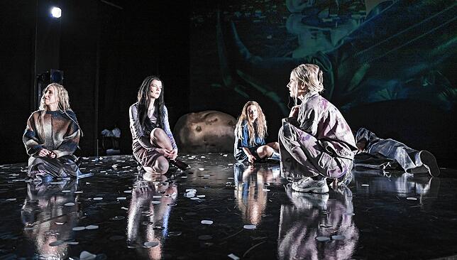 Gruppentherapie, jetzt aber mal richtig: Im Gespräch mit der Imbissbetreiberin (Anna Eger, rechts), dringen Carla (Jana Alexia Rödiger), ...
