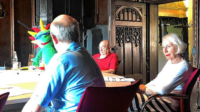 Schulsozialarbeiter Martin Gecks (vorn) demonstrierte mit einer Handpuppe, wie er mit Grundschülern arbeitet. Daneben sind die ...