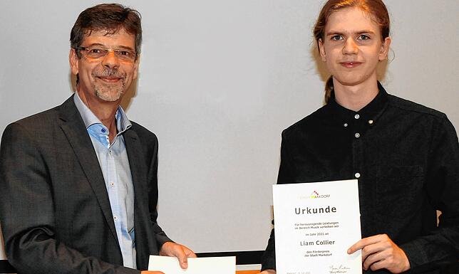 Herausragende Leistungen im Bereich Musik: Bürgermeister Georg Riedmann übergibt den Förderpreis der Stadt Markdorf an Liam Collier.