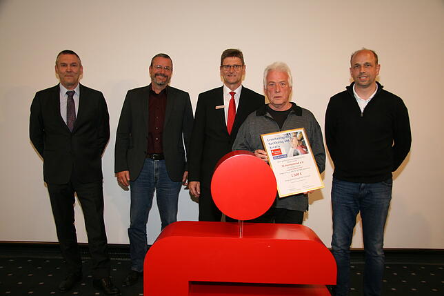 Platz 5: 1500 Euro gewinnt der FC Herrischried (von links): Bürgermeister-Stellvertreter Manfred Krüger, Andreas Gerber, Leiter ...