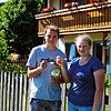 Die verarbeitet Milch in der eigenen Molkerei des Nachtwaidhofs in Dittishausen schmeckt auch den Erzeugern, hier Lorenz Weber und Lisa ...