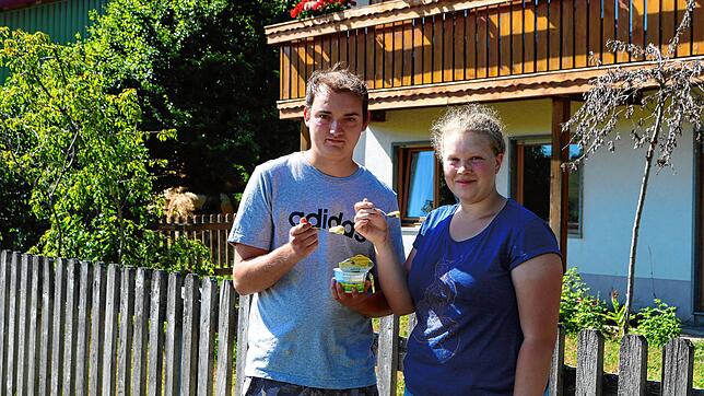 Die verarbeitet Milch in der eigenen Molkerei des Nachtwaidhofs in Dittishausen schmeckt auch den Erzeugern, hier Lorenz Weber und Lisa ...