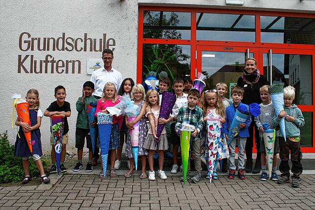 Klasse 1a: Die Erstklässler mit ihrer Klassenlehrerin Franziska Templin und Schulleiter Dirk Büdinger.