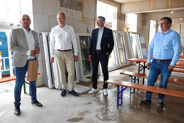Beim Richtfest gratuliert Immendingens Bürgermeister Manuel Stärk (von links) dem Investoren- und Betreiber-Trio Per Nyström, Henning ...