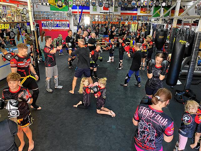 So voll ist es bei einem Eltern-Kind-Training im Kickboxen im Fight Club Radolfzell. Das Angebot kommt bei den Mitgliedern an, doch gibt ...