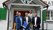 Mit neuem Vertrag (von links): Kämmerer David Ossola, Bürgermeister Florian Zindeler, Daniel Jundt, Netze BW, Leiter ...