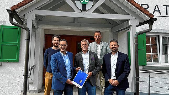 Mit neuem Vertrag (von links): Kämmerer David Ossola, Bürgermeister Florian Zindeler, Daniel Jundt, Netze BW, Leiter ...