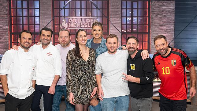Das „Grill den Henssler“-Team, von links Steffen Henssler, Ali Güngörmüs, Axel Stein, Sally Özcan, Laura Wontorra, Luis Roeder und Claus ...