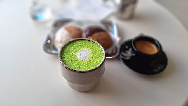 Der Matcha Latte, der Espresso Doppio sowie die Cookies.
