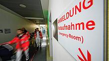 Ein Patient wird durch Sanitäter des Deutschen Roten Kreuzes von der Notaufnahme verlegt (Symbolbild).