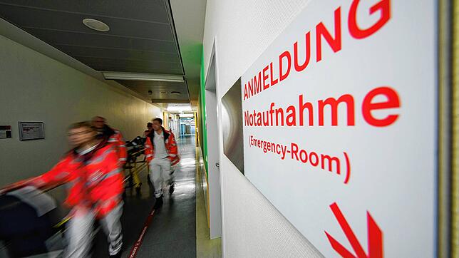 Ein Patient wird durch Sanitäter des Deutschen Roten Kreuzes von der Notaufnahme verlegt (Symbolbild).