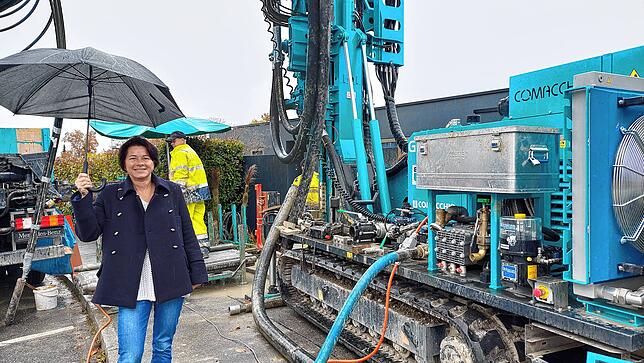 Simone Brunner steht vor ihrem Haus in Staad und freut sich, dass sie und ihr Partner durch die Geothermie-Bohrung bald Erdwärme nutzen ...