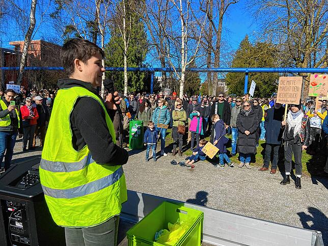 Treff zur Demo war im Herosé-Park. Hier erklärt gerade Lisa Kreitmeier, eine der Organisatorinnen, den Ablauf.