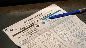 Der Stimmzettel für die Bundestagswahl sieht aus wie immer. Doch durch das neue Wahlrecht hat die Entscheidung, wo man sein Kreuz macht, ...