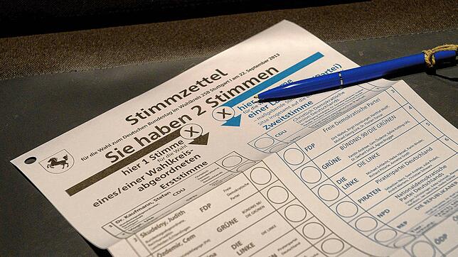 Der Stimmzettel für die Bundestagswahl sieht aus wie immer. Doch durch das neue Wahlrecht hat die Entscheidung, wo man sein Kreuz macht, ...