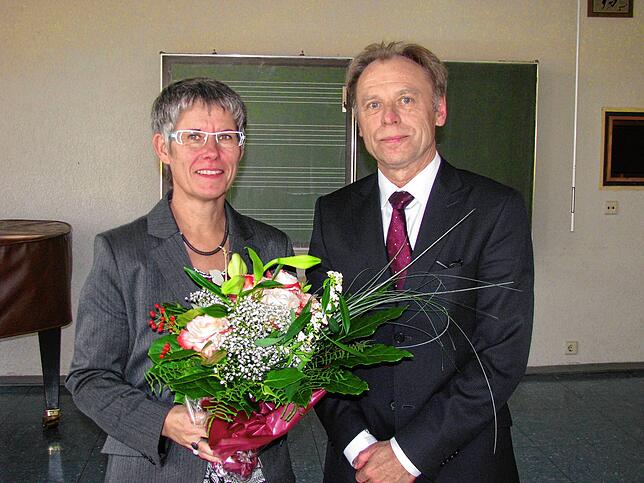 Erinnerungen an das Jahr 2010: Schulamtsdirektor Frank Heinrich beglückwünscht die neue Rektorin Ricarda Hellmann.