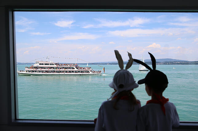 Zum 70. Mal wurde am Samstag der Seehase in Friedrichshafen eingeholt. Der kleine Seehasennachwuchs genoss dies am Samstagmittag vom ...