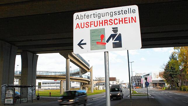 Ein Schild an der Reichenaustraße in Konstanz weißt auf die Abfertigungsstelle des Zolls hin. Hier können Schweizer Bürger ihre ...