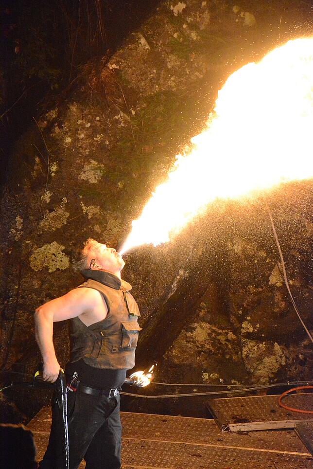 Feuerkünstler Hannes Schwarz begeistert sein Publikum mit der spektakulären Feuershow, malt gespenstische Bilder in die Nacht und setzt ...