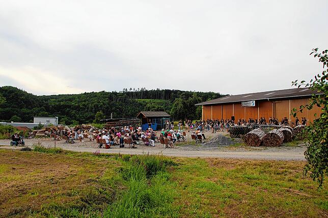 Das weitläufige Gelände machte es möglich, unter Einhaltung der Auflagen ein Sommerkonzert für bis zu 250 Besucher zu geben. Mit der ...