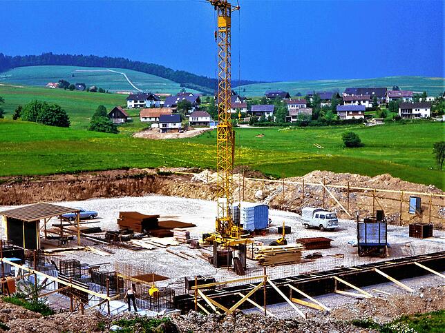 Die Bauarbeiten am Fundament der Eishalle.