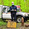 Ein Mitarbeiter der französischen Kampfmittelbeseitigung im Wald am Winterbergtunnel. Neben ihm stehen zwei Granaten, die nicht ...