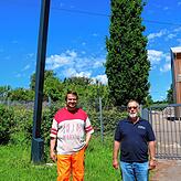 Bisher ein Einzelstück: Daniel Bechtold (links) und Ewald Strohmeier stehen vor einer komplett solarbetriebenen Straßenlaterne, die ohne ...