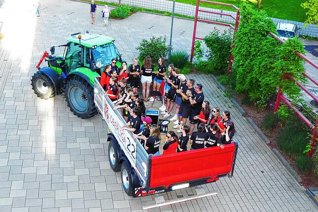 Auf dem Anhänger eines Traktors fuhr die Siegermannschaft durchs Dorf, damit jeder den Erfolg mitfeiern konnte.