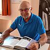 Immer wieder schaut Alfred Moosmann in das von ihm konzipierte Buch zur Tennenbronner Geschichte. Es befasst sich mit dem Zeitraum seit ...
