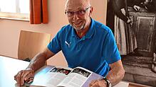 Immer wieder schaut Alfred Moosmann in das von ihm konzipierte Buch zur Tennenbronner Geschichte. Es befasst sich mit dem Zeitraum seit ...