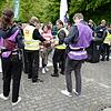 In lila Weste: Helfer vom Team Ticked Connected geben die Bändel für die Festival-Besucher aus.