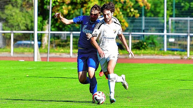 Schlusspunkt: Luca Malzacher (vorn, im Laufduell mit dem Schliengener Hannes Selz) traf für die U23 des SV 08 Laufenburg gegen den TuS ...