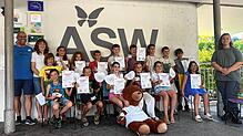 Die Juniorsanitäter der Alemannenschule mit Koordinator Schularbeit Jovin Bürchner (links), Ausbilderin Andrea Trippel (Zweite v. l.) ...