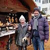 Anders bei Ingrid Fleiner aus Überlingen: Sie schafft den Gang über den Weihnachtsmarkt trotz der Hackschnitzel problemlos mit ihrem ...