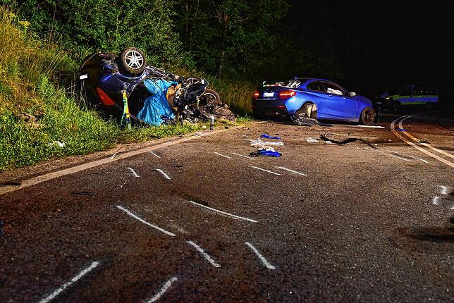 Der Zustand der beiden Fahrzeuge zeugt von der Wucht des Zusammenpralls. Bei dem Unfall sind auf der Schwenninger Steige im Juli 2019 ...