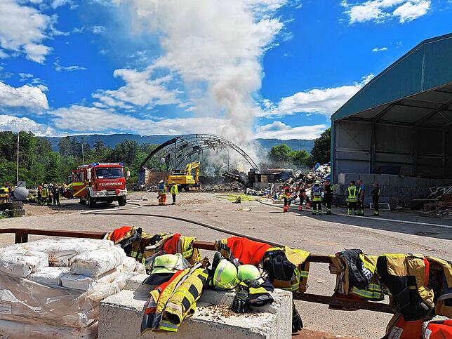 Bild 24: Wehr: Feuer auf der Mülldeponie - Bilder des Einsatzes auf dem Lachengraben