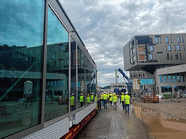 Noch steht die Brücke, die das Dreiland-Klinikum und das Zentrum für Seelische Gesundheit verbinden soll, am Boden.