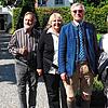 Inhaber Josef Freiherr von Hornstein (Mitte mit Sonnenbrille) und Schlossverwalterin Sandra Kirsch (Zweite von links) zeigen ...