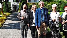 Inhaber Josef Freiherr von Hornstein (Mitte mit Sonnenbrille) und Schlossverwalterin Sandra Kirsch (Zweite von links) zeigen ...