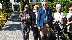 Inhaber Josef Freiherr von Hornstein (Mitte mit Sonnenbrille) und Schlossverwalterin Sandra Kirsch (Zweite von links) zeigen ...
