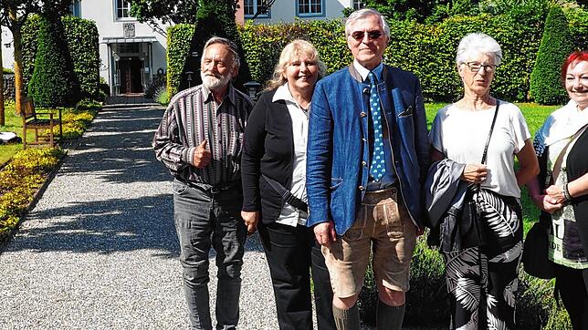 Inhaber Josef Freiherr von Hornstein (Mitte mit Sonnenbrille) und Schlossverwalterin Sandra Kirsch (Zweite von links) zeigen ...