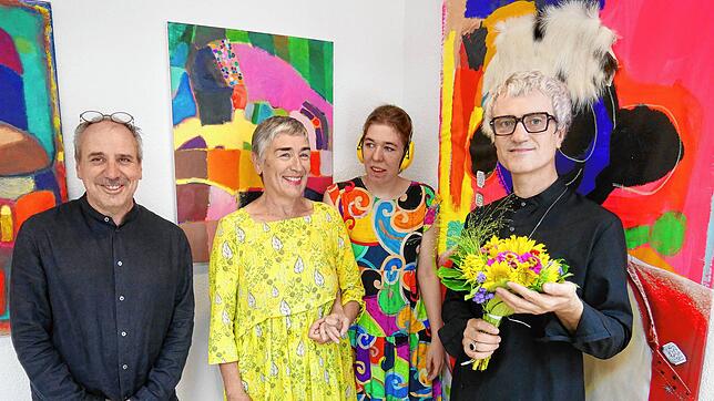 Jörg Markowski, Veronika und Helena Kisling sowie Alexandr Azarkevitch (von links) bei der Eröffnung der Galerie des Hauses der ...