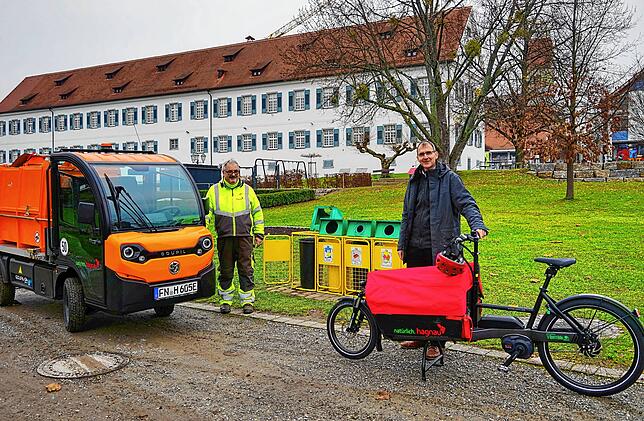Thomas Jerneitz (links) vom Bauhof freut sich über sein neues E-Dienstfahrzeug, während Bürgermeister Volker Frede noch einmal das ...