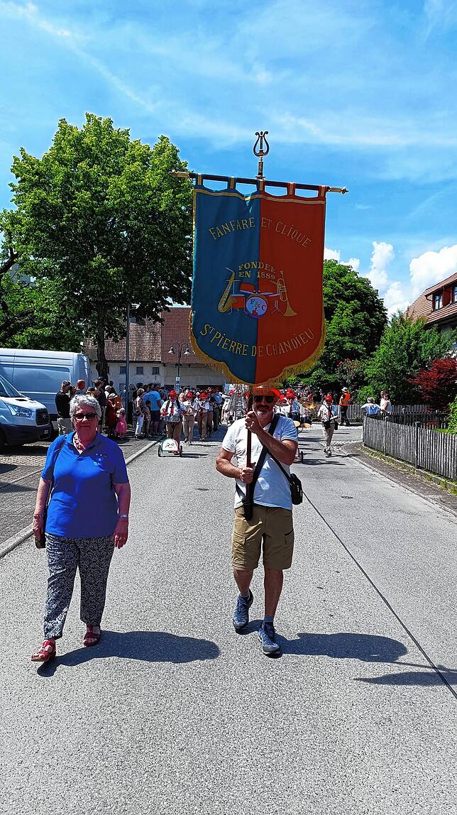 Bild 2: Festumzug am Gmeindshus Oberlauchringen – Höhepunkt des 4-tägigen Bezirksmusikfest