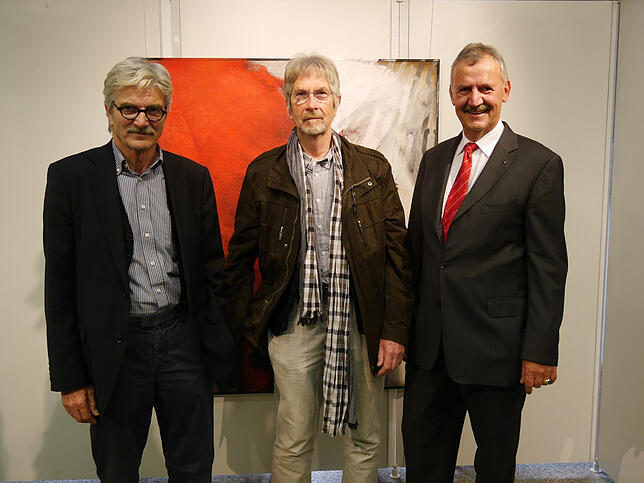 Auch in Hilzingen erhielt Hellmuth (Mitte) zur Kirchweih-Ausstellung eine große Bühne für seine Kunst. Hier mit Laudator Peter Renz (l.) ...
