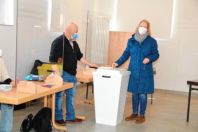 Eine höhere Frequenz an Wählern als im Nachbarort Pfaffenweiler konnte das Wahlhelferteam um Ortschaftsrat Michael Käfer (links) im ...
