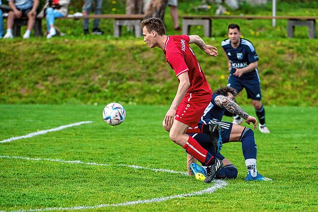 Bild 3: FC Schlüchttal gewinnt Spitzenspiel gegen SV Blau-Weiß Murg mit 2:1 &ndash; und wir haben Bilder!