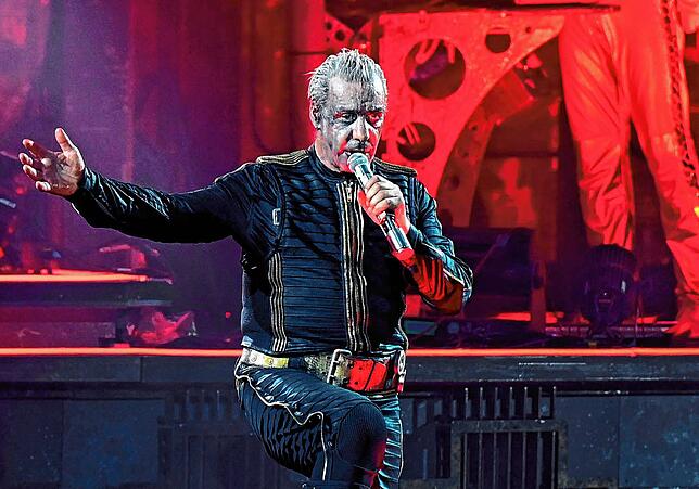 Till Lindemann, Frontsänger von Rammstein, steht während eines Deutschland-Konzerts auf der Bühne.